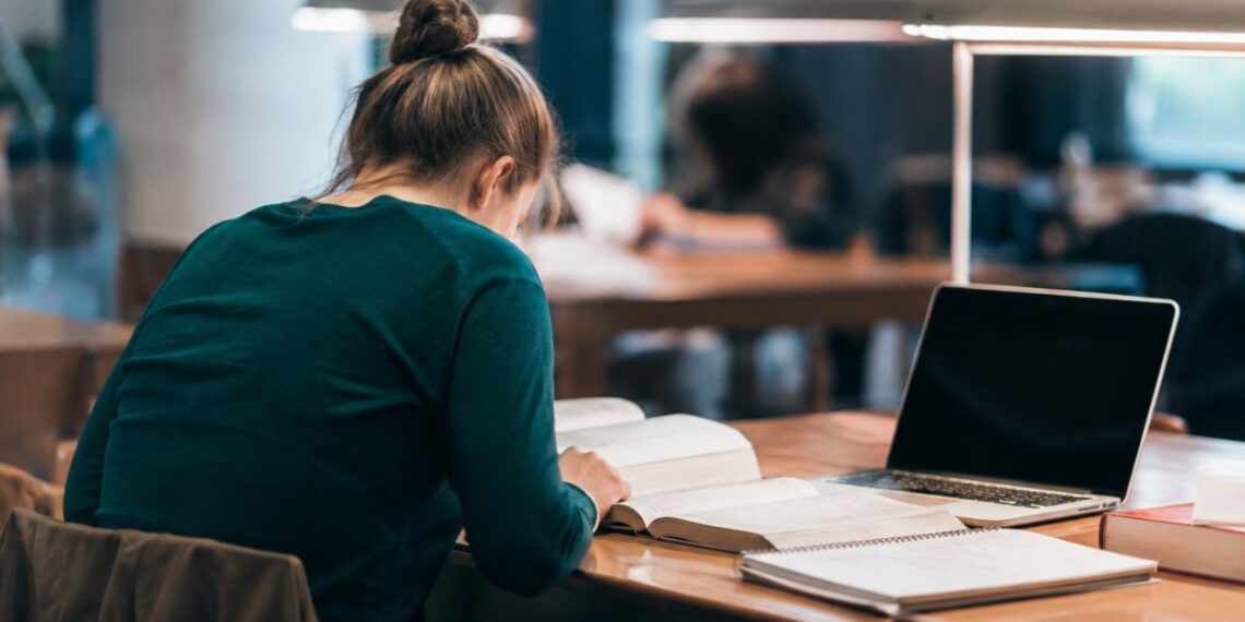 La UAH ofrece cinco becas de alojamiento para doctorandos internacionales: requisitos y solicitud 1 chica estudiando