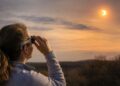 Los oftalmólogos avisan ante el eclipse: solo las gafas homologadas protegen la retina 8 Los oftalmólogos avisan ante el eclipse: solo las gafas homologadas protegen la retina