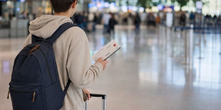 Abren el 2 de septiembre 450 becas para que estudiantes de Alcalá cursen Bachillerato en Canadá o Estados Unidos 1 estudiante vuelo canada