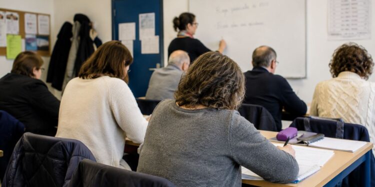 La Escuela Municipal de Adultos de Alcalá reabre en septiembre las solicitudes para el curso 2026-2027 1 estudiantes adultos escuela