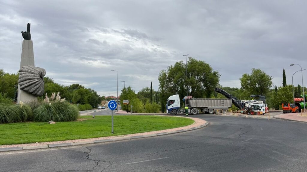 Alcalá repara el firme de la rotonda de la BRIPAC en el tramo municipal hacia la A-2 1 firme bripac