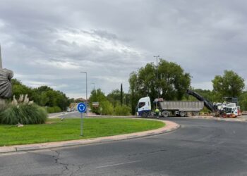 Alcalá repara el firme de la rotonda de la BRIPAC en el tramo municipal hacia la A-2
