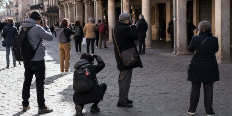 Alcalá celebrará el Día Mundial de la Fotografía con un recorrido gratuito por la ciudad este miércoles 1 fotografos calle