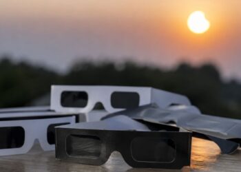 Retiran seis modelos de gafas para el eclipse: cuáles son y qué deben comprobar los vecinos de Alcalá 2 Retiran seis modelos de gafas para el eclipse: cuáles son y qué deben comprobar los vecinos de Alcalá