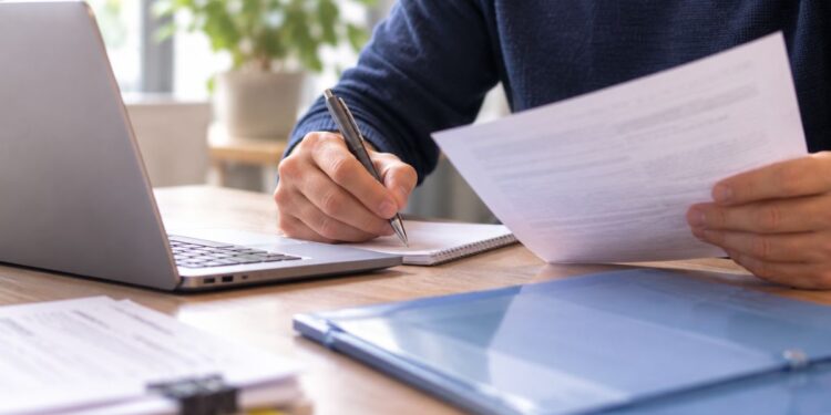 hombre documento laptop