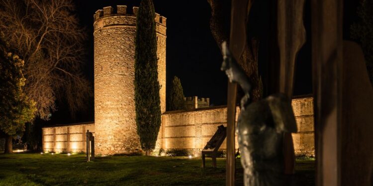 Tres noches para descubrir gratis el patrimonio de Alcalá durante las Ferias: murallas, Ayuntamiento y Roma 1 muralla iluminada