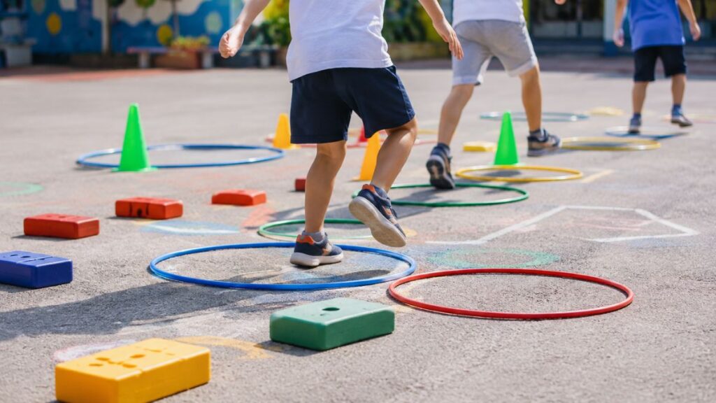 Cómo apuntarse todavía a Abierto para Jugar en Alcalá durante agosto y los primeros días de septiembre 1 ninos jugando patio colegio