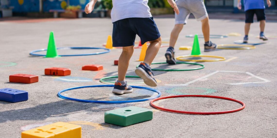 ninos jugando patio colegio