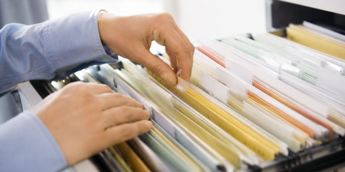 La Comunidad de Madrid amplía hasta el 25 de agosto la oposición de 673 plazas de auxiliar administrativo 1 persona archivo