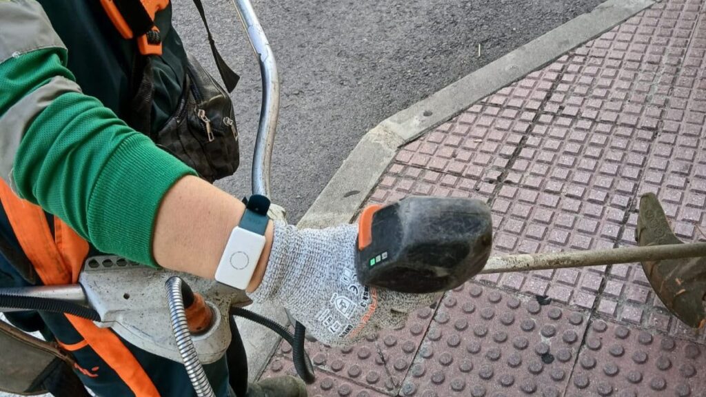 Más de 400 trabajadores del servicio de limpieza de Alcalá de Henares utilizarán pulseras inteligentes para prevenir golpes de calor 1 pulseras limpieza