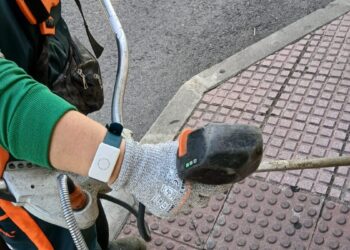Más de 400 trabajadores del servicio de limpieza de Alcalá de Henares utilizarán pulseras inteligentes para prevenir golpes de calor