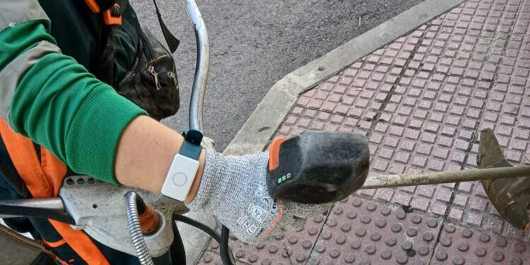 Más de 400 trabajadores del servicio de limpieza de Alcalá de Henares utilizarán pulseras inteligentes para prevenir golpes de calor 1 pulseras limpieza