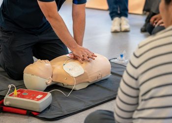 Alcalá enseñará RCP y uso del desfibrilador durante las Ferias en un taller para adultos