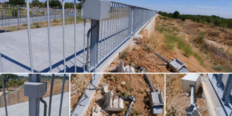 La nueva pasarela de Avenida de Camarma se queda a oscuras tras el robo de su cableado 1 Fotos: Espartales Unidos