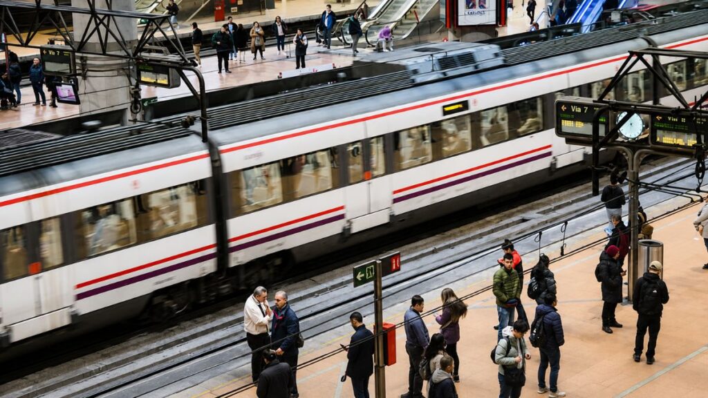 La C-2 y la C-7 seguirán alteradas desde Alcalá este lunes pese a la recuperación de otros servicios de Cercanías 1 tren cercanias atocha
