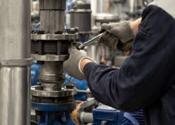 Alcalá Empleo publica ocho vacantes de electricistas y fontaneros industriales con contratos indefinidos y salarios de hasta 25.000 euros