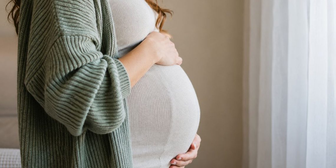 Las madres de Alcalá de hasta 35 años podrán cobrar 14.500 euros al tener su tercer hijo 1 Embarazo sereno junto a la ventana