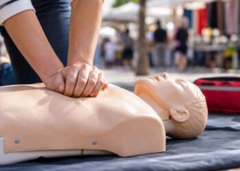 Alcalá enseñará este lunes a practicar RCP en el mercadillo para actuar ante una parada cardiaca