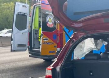 Tres heridas potencialmente graves tras chocar un coche contra un autobús detenido en la A-2 hacia Madrid