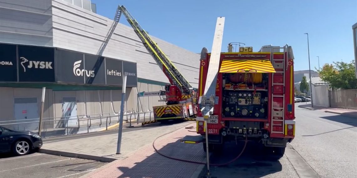 Los bomberos intervienen en Alcalá Magna por una humareda procedente de la extracción de un restaurante 1 bomberos alcala magna