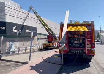 Los bomberos intervienen en Alcalá Magna por una humareda procedente de la extracción de un restaurante