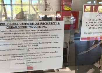 El PSOE denuncia como «comunicación partidista» los carteles sobre el posible cierre de las piscinas de Alcalá