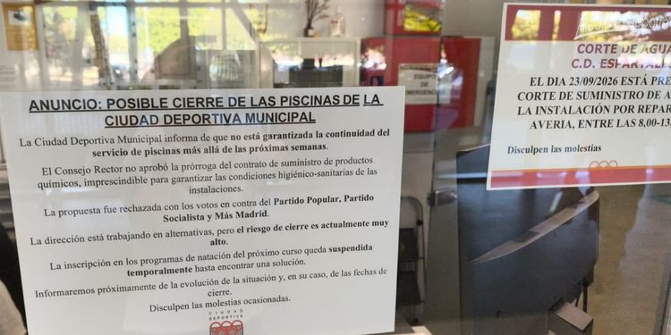 El PSOE denuncia como «comunicación partidista» los carteles sobre el posible cierre de las piscinas de Alcalá 1 cartel piscina
