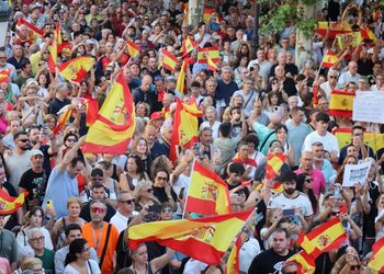 Miles de personas llenan la Plaza de Cervantes de Alcalá en apoyo a Ceuta