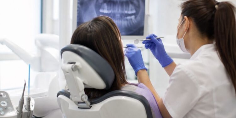 Tratamientos dentales gratis para menores y mayores de 80 años en Madrid: quién puede pedirlos desde Alcalá 1 dentista gratis