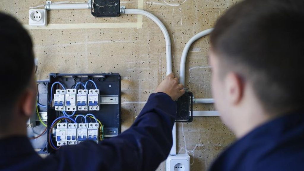 La Comunidad de Madrid amplía el Cheque Formación para jóvenes desempleados y eleva algunas ayudas hasta los 3.000 euros 1 electricista