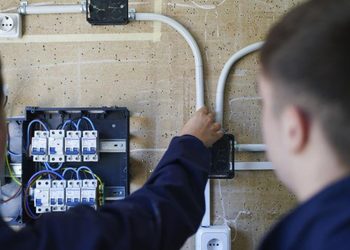La Comunidad de Madrid amplía el Cheque Formación para jóvenes desempleados y eleva algunas ayudas hasta los 3.000 euros