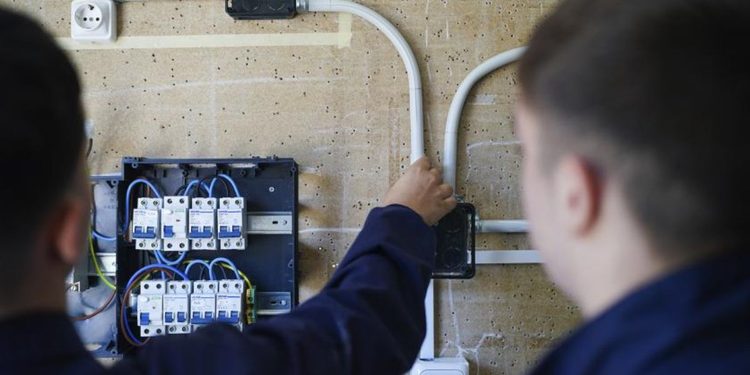 La Comunidad de Madrid amplía el Cheque Formación para jóvenes desempleados y eleva algunas ayudas hasta los 3.000 euros 1 electricista