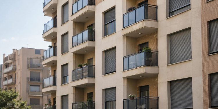 Alcalá figura entre las ciudades madrileñas con más viviendas vacías: el último censo contabiliza 4.550 1 fachada de viviendas