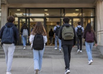 La huelga indefinida de la educación pública llegará a Alcalá el 14 de octubre tras una protesta de 10.000 personas 2 La huelga indefinida de la educación pública llegará a Alcalá el 14 de octubre tras una protesta de 10.000 personas