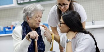 Las personas centenarias de Alcalá tendrán seguimiento sanitario en casa con el nuevo programa SERMAS 100