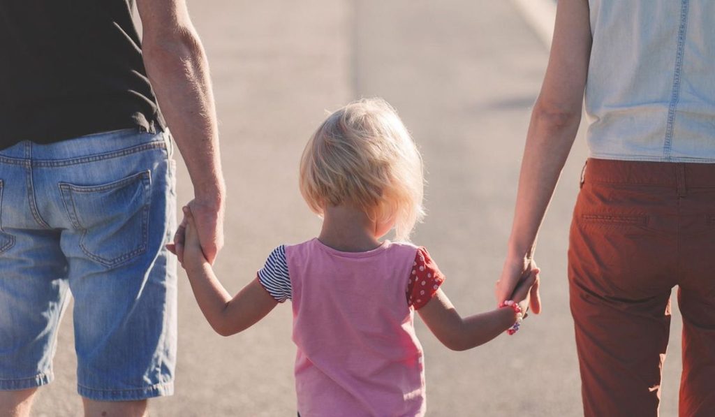 La Comunidad de Madrid crea una ayuda anual de 1.000 euros para familias con hijos con patologías crónicas de extrema complejidad 1 padres con hijo