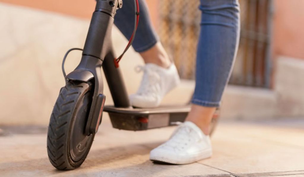 Renfe vuelve a permitir patinetes eléctricos en los trenes de Cercanías de Alcalá desde este lunes 1 patinete