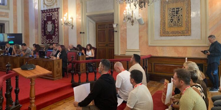 Más Madrid acusa a PP y Vox de retrasar oposiciones y alerta de falta de personal municipal en Alcalá 1 pleno funcionarios