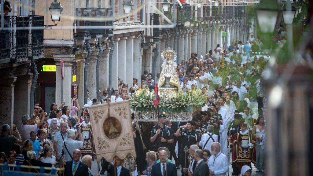 Veinticinco policías portan a la Virgen del Val en una procesión que cambió su recorrido por las obras 1 procesion virgen del val
