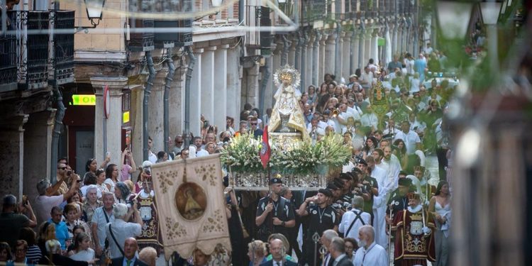 Veinticinco policías portan a la Virgen del Val en una procesión que cambió su recorrido por las obras 1 Foto: Ayuntamiento de Alcalá