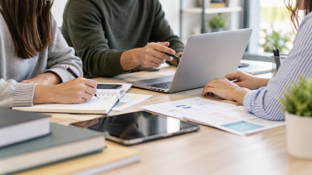 Las prácticas ganan peso como puerta de entrada al primer empleo entre los jóvenes 1 trabajo en oficina
