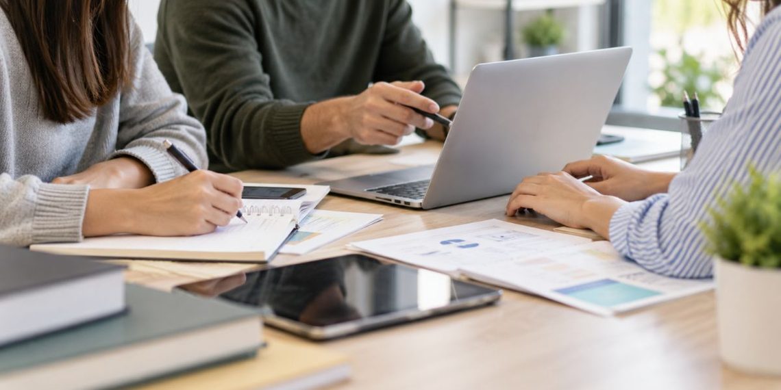 Las prácticas ganan peso como puerta de entrada al primer empleo entre los jóvenes 1 trabajo en oficina