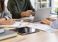 Las prácticas ganan peso como puerta de entrada al primer empleo entre los jóvenes