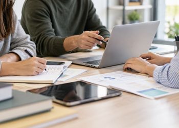 Las prácticas ganan peso como puerta de entrada al primer empleo entre los jóvenes