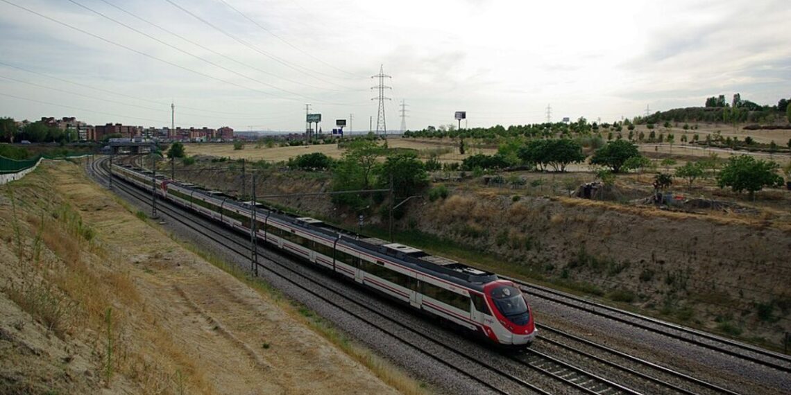 Una avería en un tren afecta a las líneas C-2, C-7 y C-8 de Cercanías que pasan por Alcalá 1 Un tren Civia de Cercanías Madrid circula por el corredor ferroviario entre Atocha y San Fernando de Henares, a su llegada a Vicálvaro. / André Marques (CC BY 2.0)