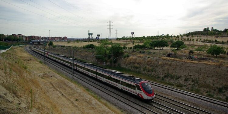 Una avería en un tren afecta a las líneas C-2, C-7 y C-8 de Cercanías que pasan por Alcalá 1 Un tren Civia de Cercanías Madrid circula por el corredor ferroviario entre Atocha y San Fernando de Henares, a su llegada a Vicálvaro. / André Marques (CC BY 2.0)