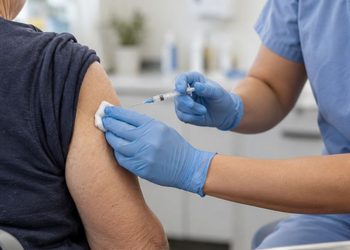 La vacunación de gripe y COVID comenzará el 5 de octubre en Alcalá con una cita única