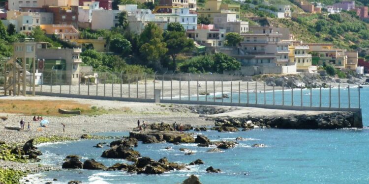 Valla fronteriza de Ceuta, en la frontera entre España y Marruecos. Foto: Mario Sánchez Bueno / Wikimedia Commons (CC BY-SA 2.0)