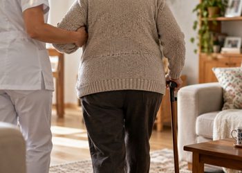 El envejecimiento y la soledad de miles de mayores impulsan la atención domiciliaria en la recta final del año