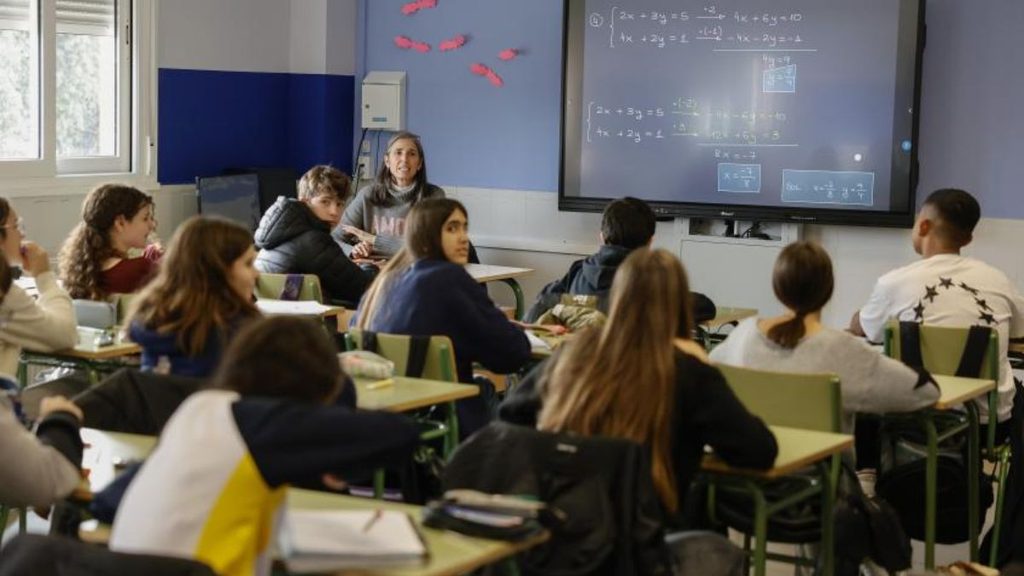 La Comunidad de Madrid prepara un nuevo decreto para reforzar la autoridad de los profesores en los colegios e institutos 1 aula escuela